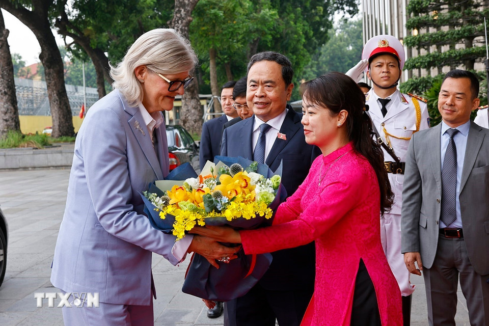 Chủ tịch Quốc hội Trần Thanh Mẫn đón Toàn quyền Australia Sam Mostyn. (Ảnh: Doãn Tấn/TTXVN)