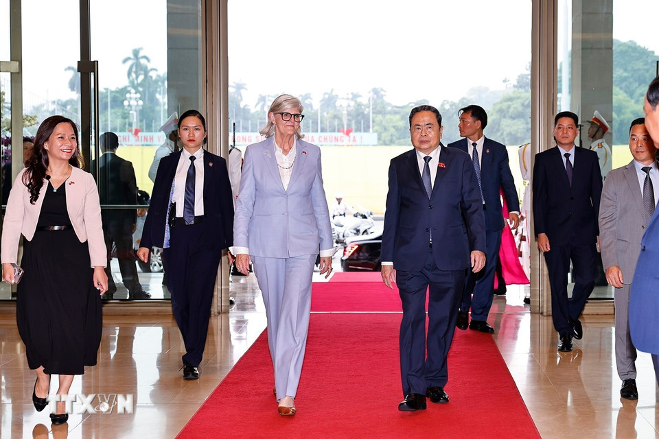 Chủ tịch Quốc hội Trần Thanh Mẫn đón Toàn quyền Australia Sam Mostyn. (Ảnh: Doãn Tấn/TTXVN)