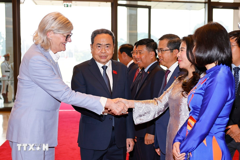 Chủ tịch Quốc hội Trần Thanh Mẫn giới thiệu Toàn quyền Australia Sam Mostyn về đoàn Việt Nam. (Ảnh: Doãn Tấn/TTXVN)