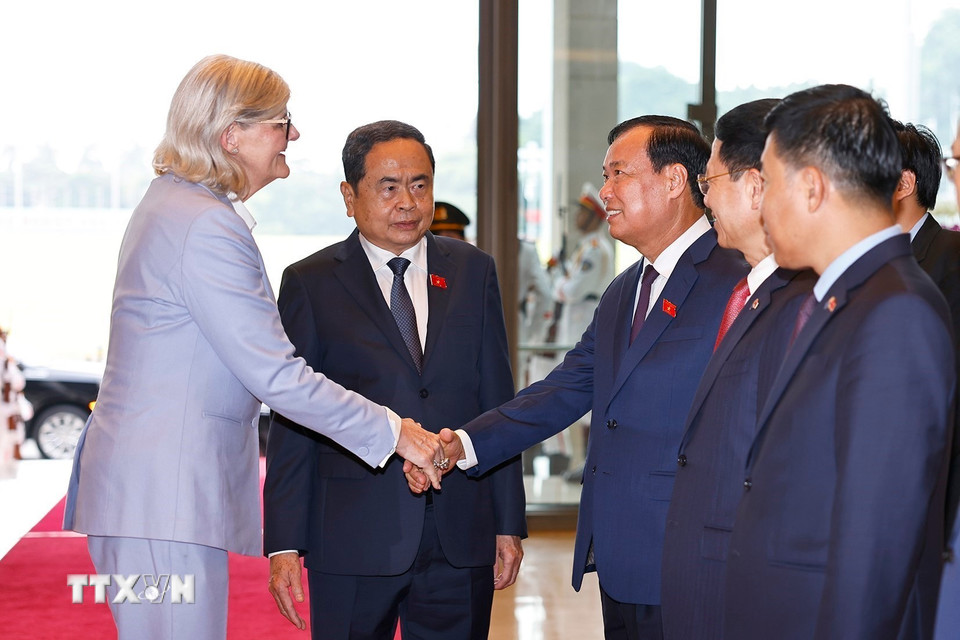 Chủ tịch Quốc hội Trần Thanh Mẫn giới thiệu Toàn quyền Australia Sam Mostyn về đoàn Việt Nam. (Ảnh: Doãn Tấn/TTXVN)