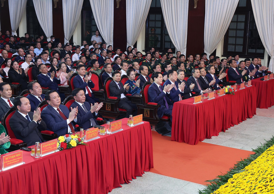 Chủ tịch nước Lương Cường, Thường trực Ban Bí thư Trần Cẩm Tú cùng các đồng chí Lãnh đạo Đảng, Nhà nước dự lễ trao giải Cuộc thi chính luận về bảo vệ nền tảng tư tưởng của Đảng lần thứ năm. (Ảnh: Lâm Khánh/TTXVN)