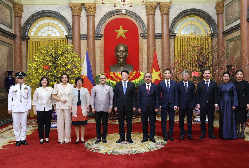 Chủ tịch nước Lương Cường với Đại sứ Cộng hòa Philippines tại Việt Nam Francisco Noel R. Fernandez III và các đại biểu. (Ảnh: Lâm Khánh/TTXVN)