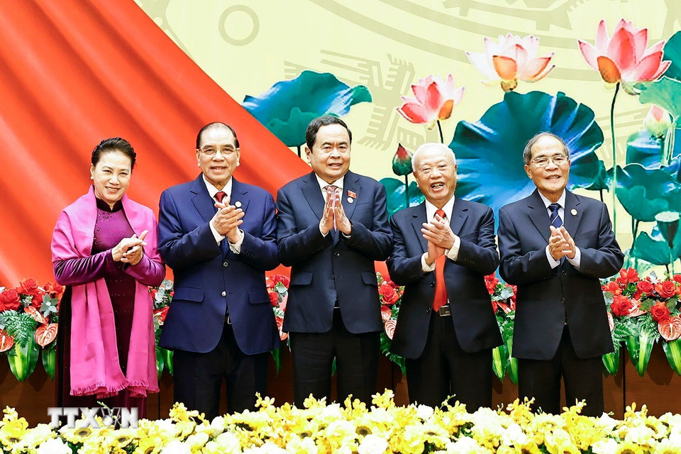 Chủ tịch Quốc hội Trần Thanh Mẫn cùng đồng chí nguyên là Chủ tịch Quốc hội dự Lễ kỷ niệm. (Ảnh: Doãn Tấn/TTXVN)