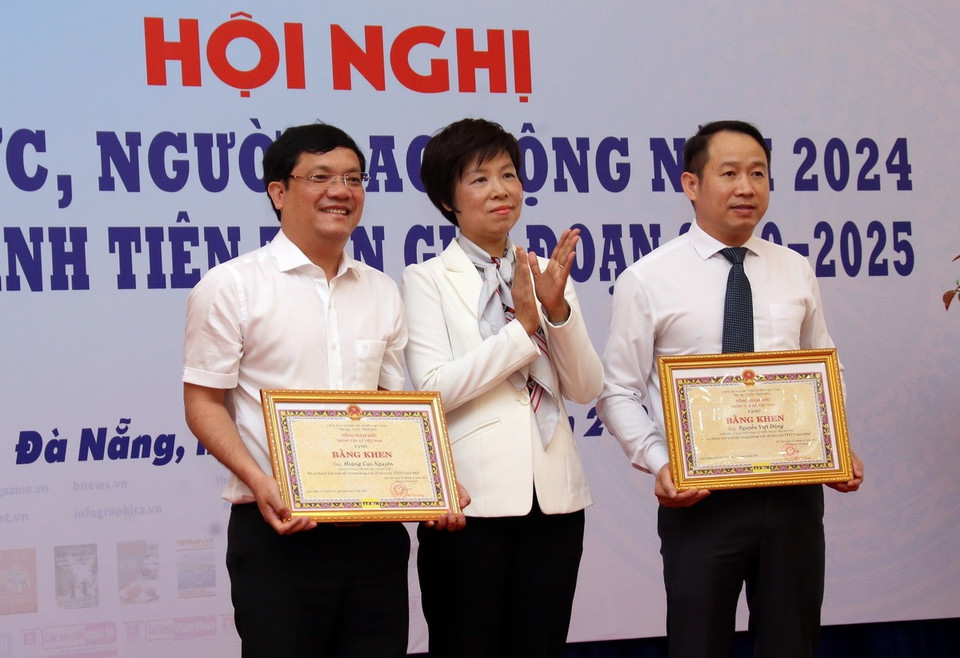 Bí thư Đảng ủy, Tổng Giám đốc TTXVN Vũ Việt Trang trao Bằng khen cho các cá nhân có thành tích xuất sắc trong phong trào thi đua của TTXVN trong năm 2024. (Ảnh: Trần Lê Lâm/TTXVN)