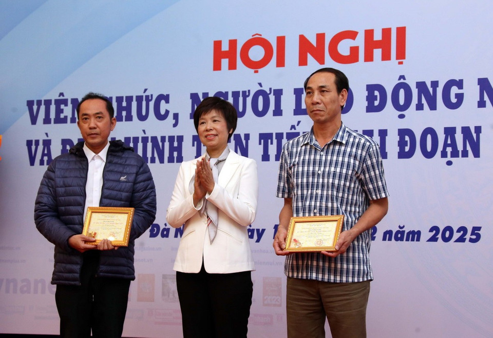 Bí thư Đảng ủy, Tổng Giám đốc TTXVN Vũ Việt Trang trao Kỷ niệm chương "Vì sự nghiệp Thông tấn xã" cho các cá nhân của Cơ quan khu vực. (Ảnh: Trần Lê Lâm/TTXVN)