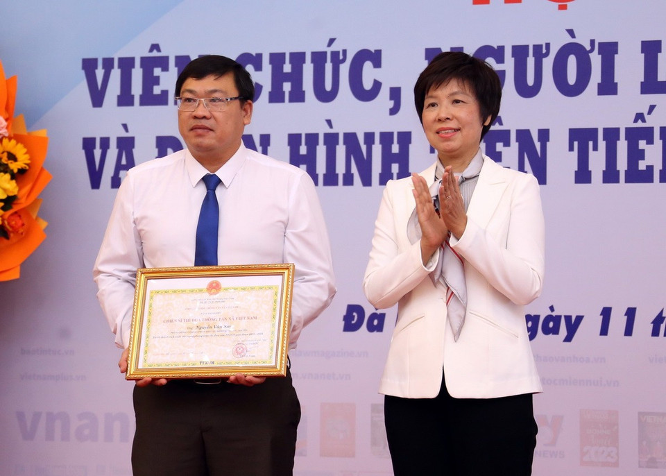 Bí thư Đảng ủy, Tổng Giám đốc TTXVN Vũ Việt Trang trao danh hiệu Chiến sỹ thi đua TTXVN cho Phó Giám đốc Cơ quan TTXVN khu vực miền Trung-Tây Nguyên Nguyễn Văn Sơn. (Ảnh: Trần Lê Lâm/TTXVN)