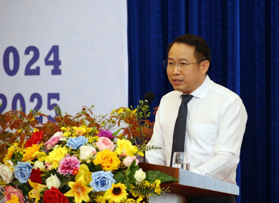 Giám đốc Cơ quan TTXVN khu vực miền Trung-Tây Nguyên Nguyễn Việt Dũng báo cáo tổng kết công tác năm 2024 và phương hướng nhiệm vụ 2025. (Ảnh: Trần Lê Lâm/TTXVN)