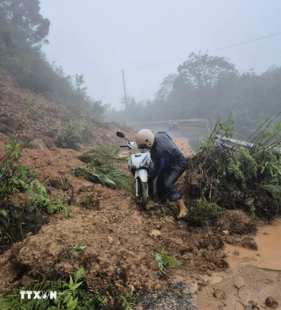 Sạt lở tại KM 195 đường Hồ Chí Minh nhánh Tây đường lên xã Hướng Việt (Quảng Trị). (Ảnh: TTXVN phát)