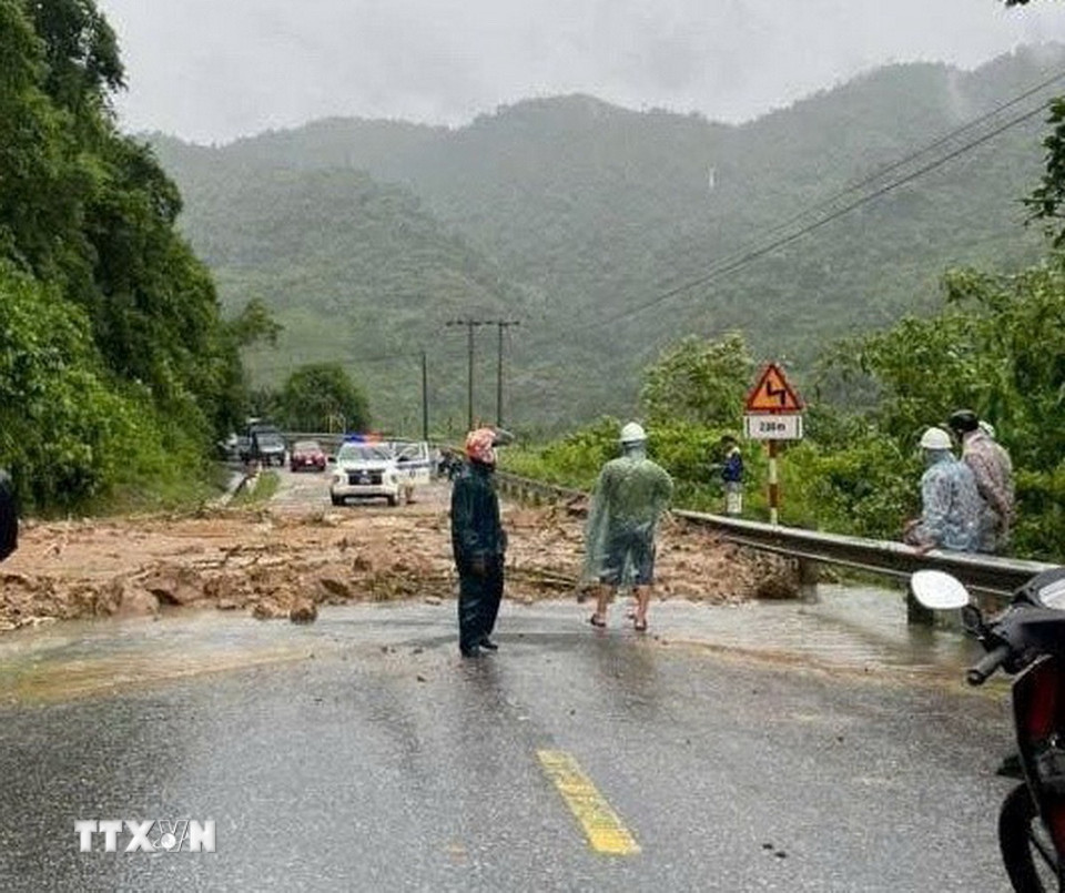 Mưa lớn gây sạt lở tại Km280 Hồ Chí Minh nhánh Tây. (Ảnh: TTXVN phát)