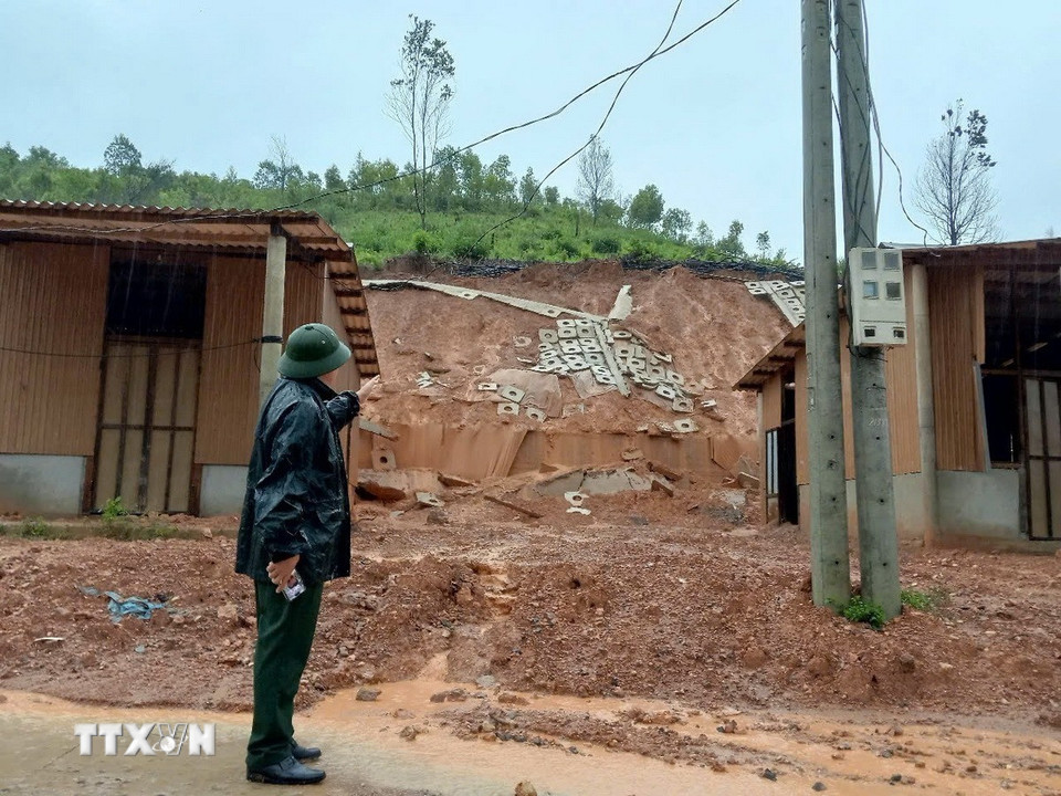 Sạt lở tại Khu tái định cư Hướng Lập, huyện Hướng Hoá (Quảng Trị). (Ảnh: TTXVN phát)