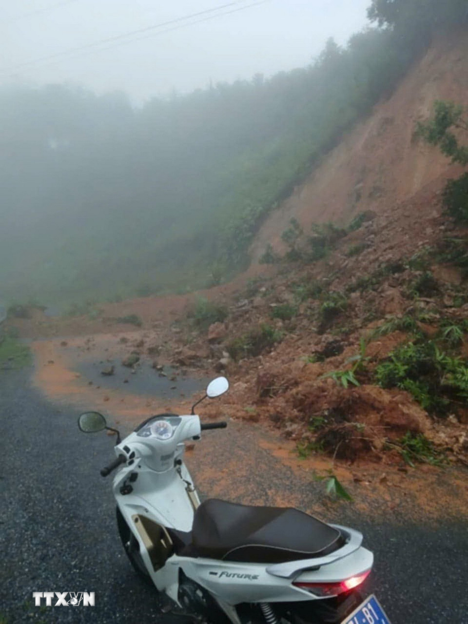 Sạt lở tại KM 195 đường Hồ Chí Minh nhánh Tây đường lên xã Hướng Việt. (Ảnh: TTXVN phát)