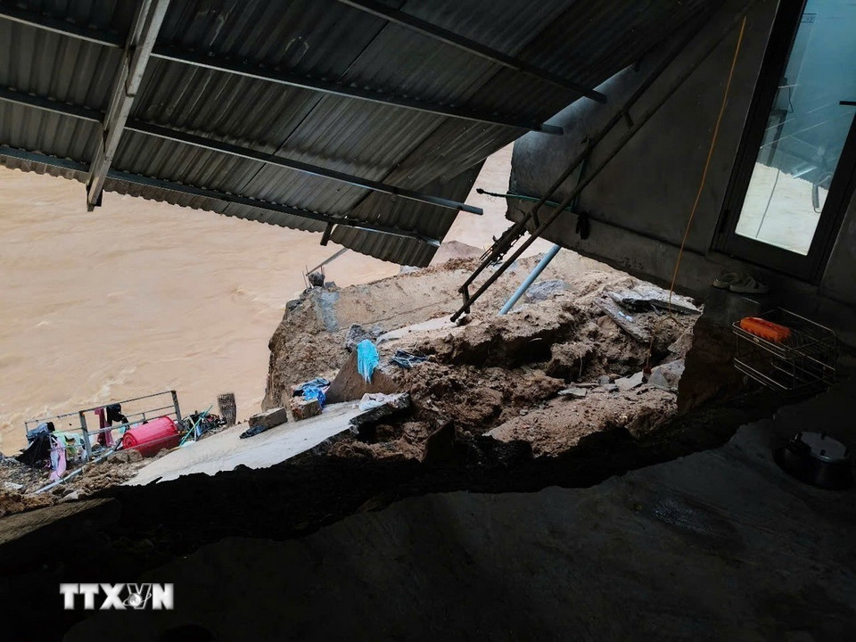Mưa lớn gây sạt lở đất phía sau nhà dân tại xã A Bung, huyện Đakrông (Quảng Trị). (Ảnh: TTXVN phát)