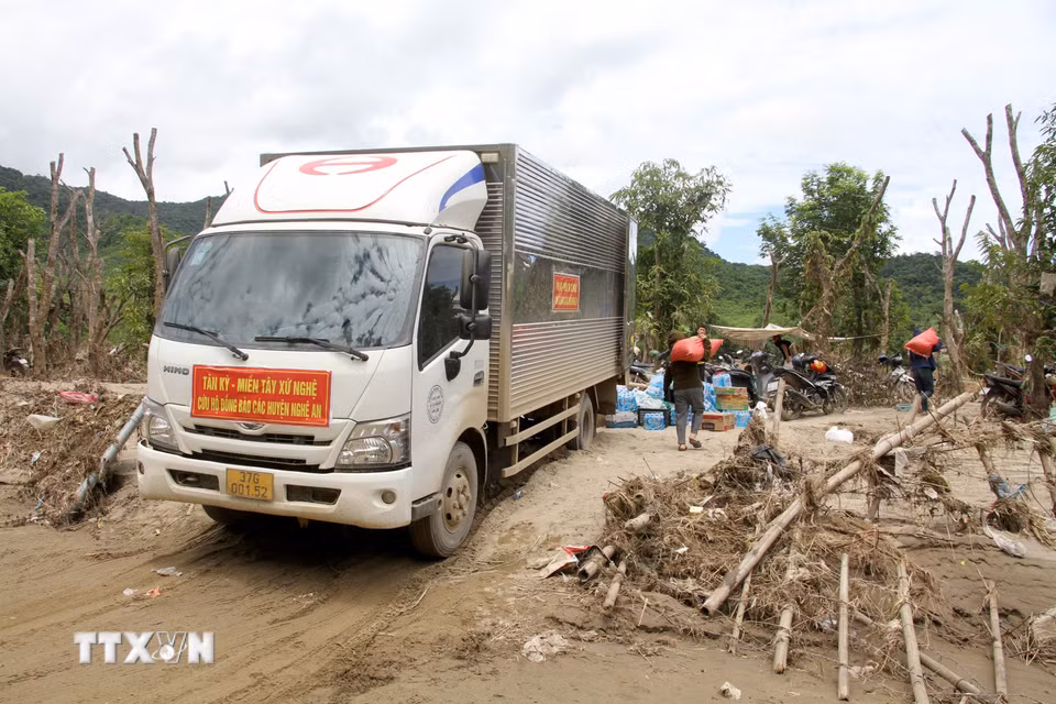 Một điểm cứu trợ bên Quốc lộ 7 tại xã Tương Dương (Nghệ An). (Ảnh: Văn Tý/TTXVN)