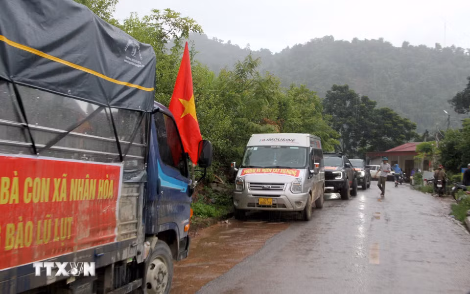 Các đoàn thiện nguyện đến trao quà cho bà con bị ảnh hưởng bởi lũ lụt tại xã biên giới Mỹ Lý (Nghệ An). (Ảnh: Văn Tý/TTXVN)