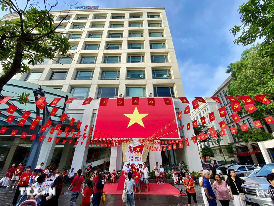 Khu vực check-in tại TTXVN thu hút sự quan tâm của người dân trong ngày Quốc khánh. (Ảnh: Nhật Anh/TTXVN)
