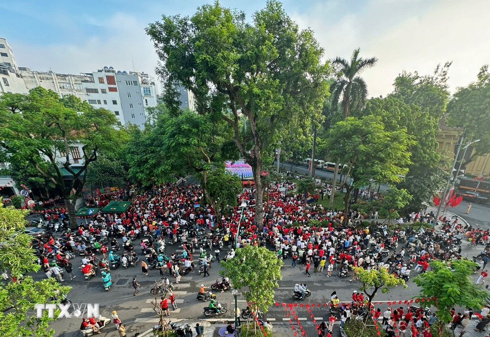 Người dân tập trung theo dõi truyền hình trực tiếp Lễ diễu binh, diễu hành kỷ niệm 80 năm Quốc khánh tại vườn hoa Tao Đàn. (Ảnh: Quang Hải/TTXVN)