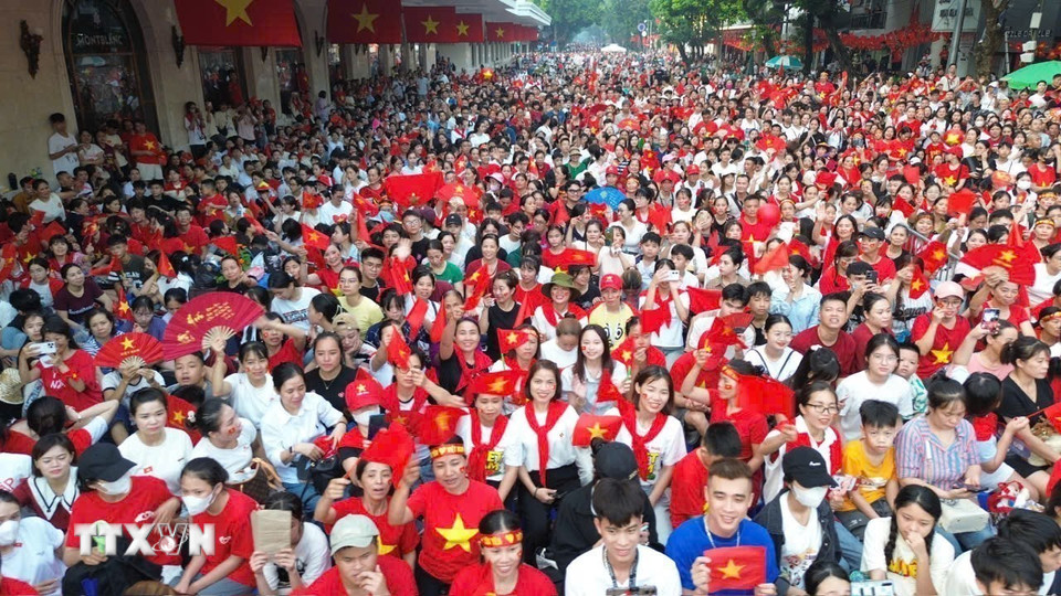 "Biển người" ở khắp các trục đường đoàn diễu binh, diễu hành đi qua. (Ảnh: Phan Phương/TTXVN_