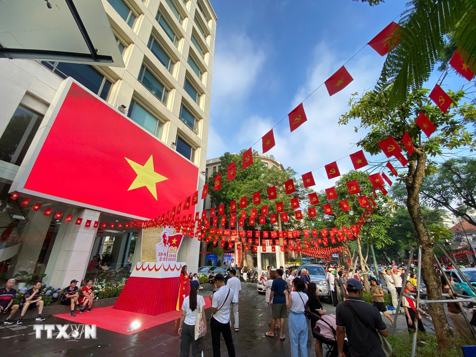 Khu vực check-in tại TTXVN thu hút sự quan tâm của người dân trong ngày Quốc khánh. (Ảnh: Nhật Anh/TTXVN)