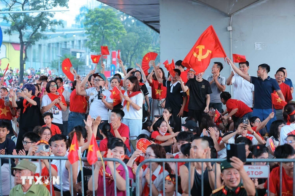 Người dân chờ đón đoàn diễu binh, diễu hành đoạn phố Liễu Giai cắt Kim Mã. (Ảnh: Hoàng Hiếu/TTXVN)
