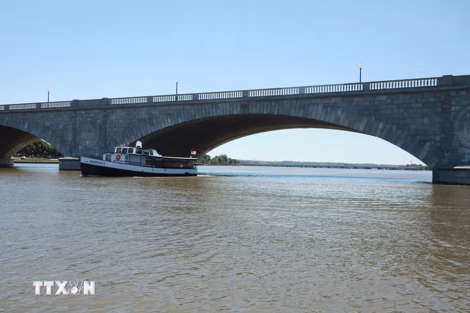 Sông Potomac uốn lượn qua thủ đô Washington D.C., trở thành trục cảnh quan quan trọng kết nối không gian lịch sử, văn hóa và đô thị của thành phố. (Ảnh: Ngọc Quang/TTXVN)