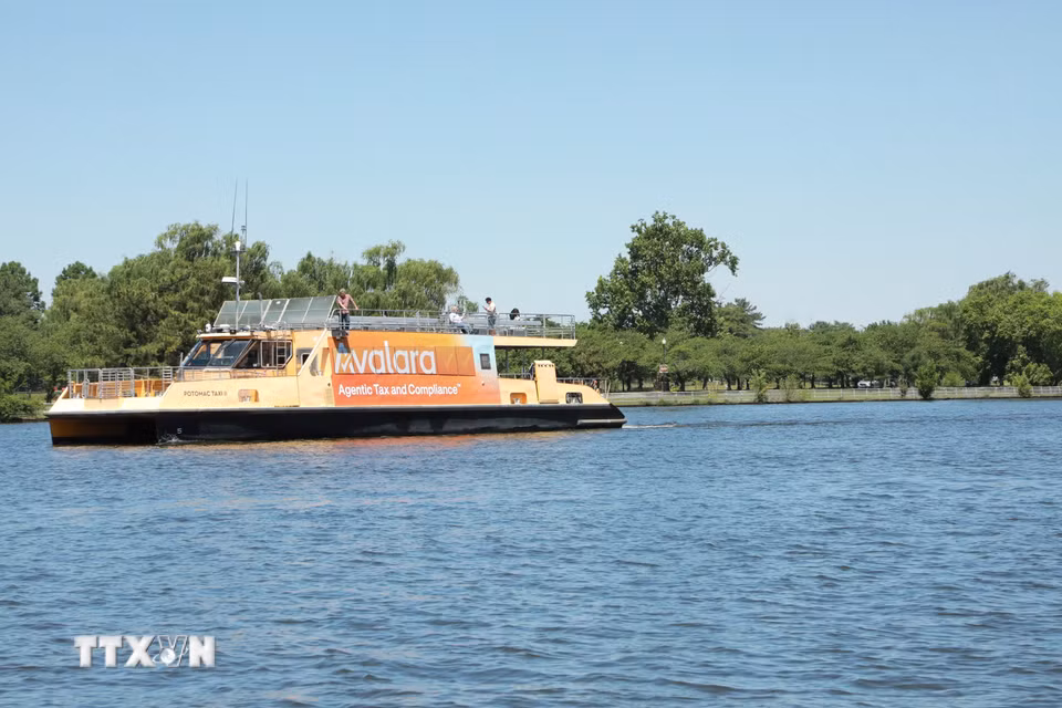 Tàu du lịch trên sông Potomac đưa du khách chiêm ngưỡng vẻ đẹp của thành phố từ mặt nước, với những cây cầu, công trình biểu tượng và cảnh quan ven sông tạo nên một góc nhìn đặc biệt về thủ đô nước Mỹ. (Ảnh: Ngọc Quang/TTXVN)
