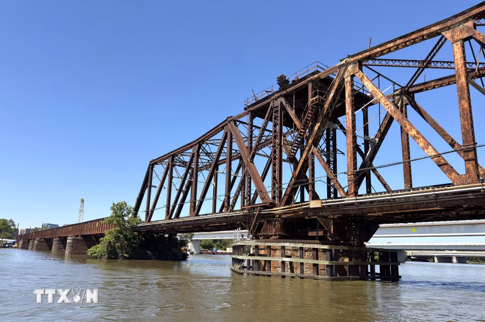 Cầu đường sắt cổ bắc qua sông Potomac là dấu tích của một thời kỳ phát triển giao thông lâu đời, được gìn giữ như một phần trong cảnh quan lịch sử của khu vực thủ đô Washington D.C. (Ảnh: Ngọc Quang/TTXVN)
