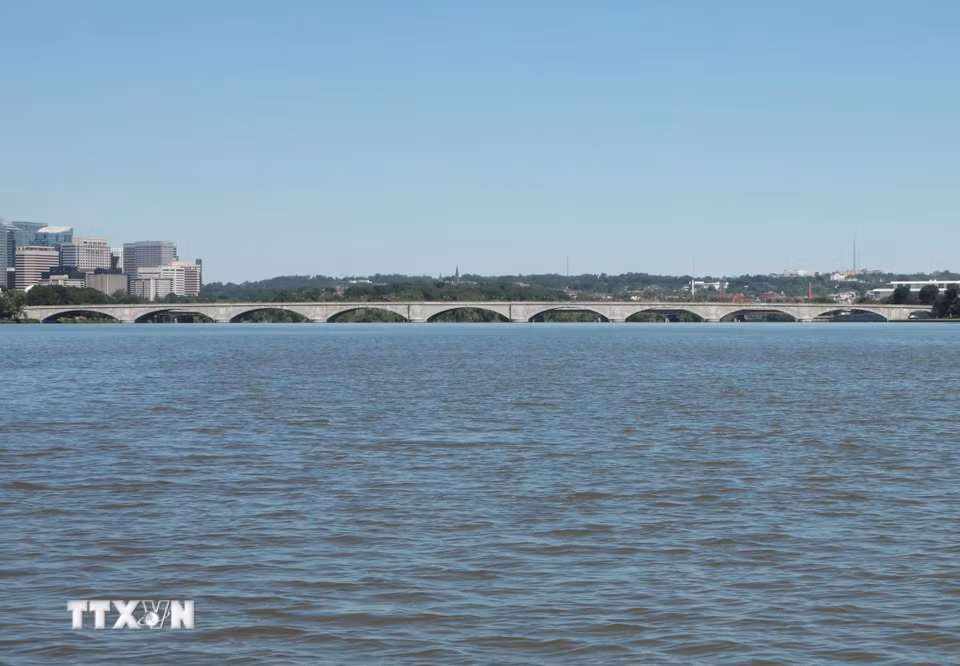 Với kiến trúc vòm đá trang nghiêm, cầu Arlington Memorial là điểm nhấn kiến trúc bên dòng Potomac, thể hiện sự hòa quyện giữa hạ tầng đô thị, không gian lịch sử và cảnh quan tự nhiên được bảo tồn của vùng thủ đô. (Ảnh: Ngọc Quang/TTXVN)