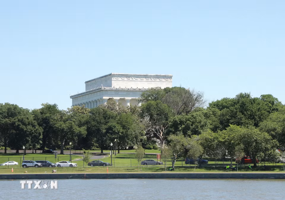 Đài tưởng niệm Lincoln soi bóng bên mặt nước Potomac, tạo nên một trong những góc nhìn biểu tượng của thủ đô Mỹ. (Ảnh: Ngọc Quang/TTXVN)