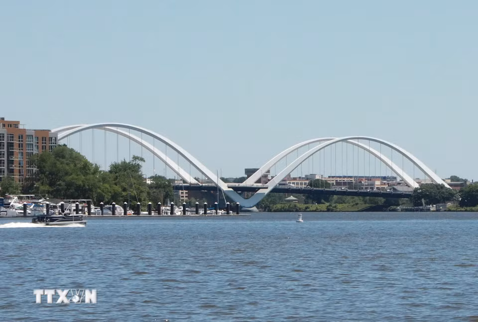 Cầu dây văng Frederick Douglass Memorial nằm gần nơi sông Anacostia hợp lưu với sông Potomac, góp phần định hình mạng lưới giao thông ven sông và cảnh quan đô thị phía nam Washington D.C. (Ảnh: Ngọc Quang/TTXVN)