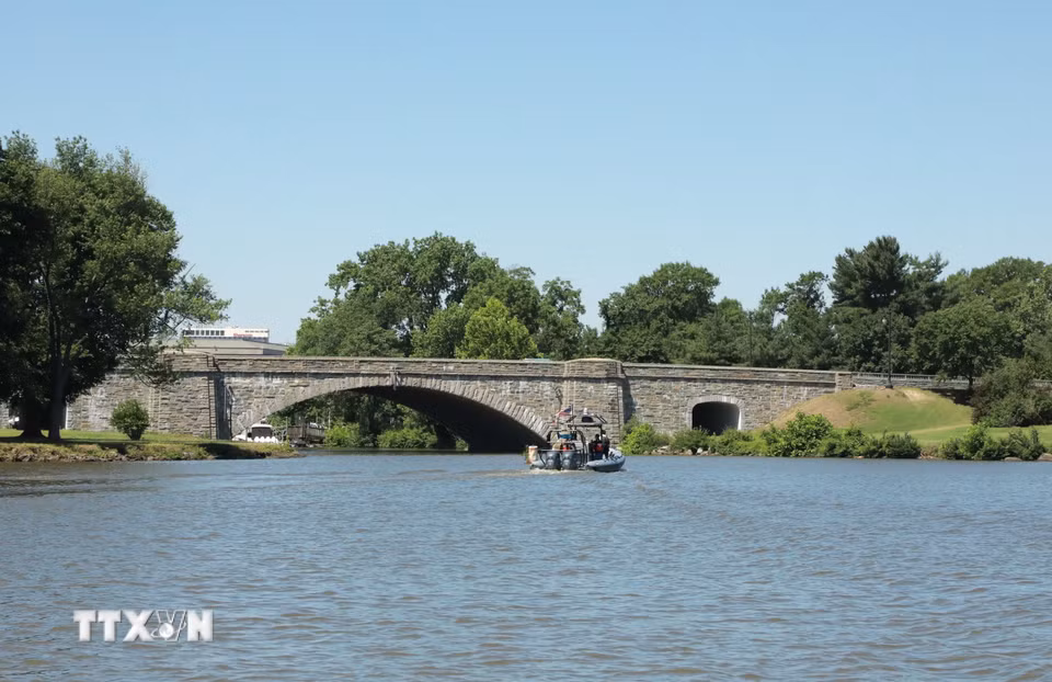 Cầu đá cổ nằm trong không gian ven sông Potomac mang vẻ đẹp kiến trúc vượt thời gian, được bảo tồn như một phần di sản cảnh quan gắn với lịch sử phát triển của thủ đô Washington D.C. (Ảnh: Ngọc Quang/TTXVN)