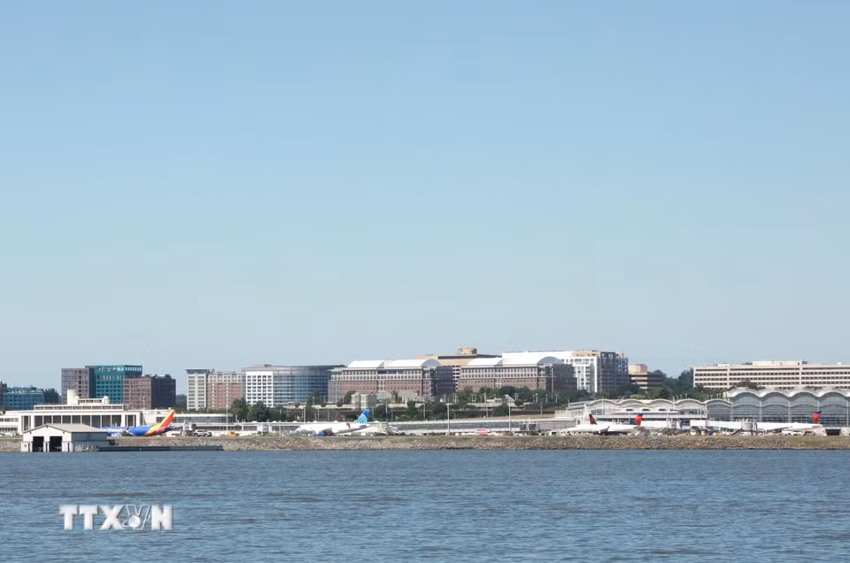 Sân bay quốc gia Ronald Reagan Washington nằm ngay bên bờ Potomac, với đường băng hướng ra mặt nước và tầm nhìn trực tiếp về trung tâm thủ đô. (Ảnh: Ngọc Quang/TTXVN)