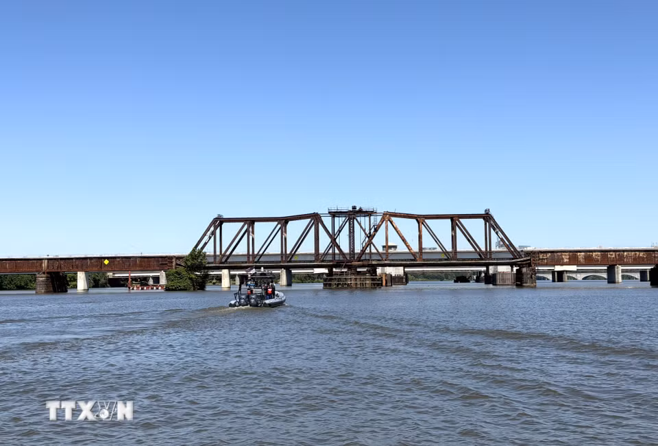 Cầu đường sắt cổ bắc qua sông Potomac là dấu tích của một thời kỳ phát triển giao thông lâu đời, được gìn giữ như một phần trong cảnh quan lịch sử của khu vực thủ đô Washington D.C. (Ảnh: Ngọc Quang/TTXVN)