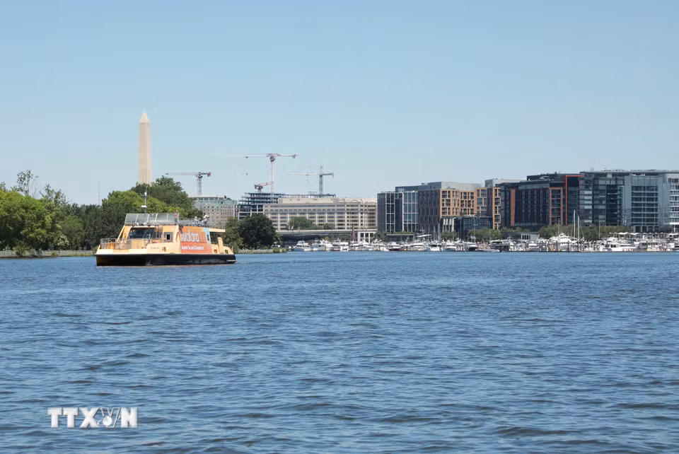 Bến thuyền trên sông Potomac, phía sau là những tòa nhà hiện đại phản chiếu ánh sáng, thể hiện sự kết nối giữa dòng sông lịch sử và diện mạo đô thị phát triển của Washington, D.C. (Ảnh: Ngọc Quang/TTXVN)