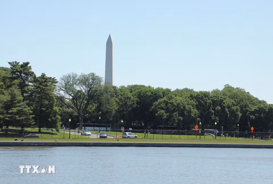 Bờ sông Potomac phía Washington D.C. được quy hoạch với nhiều công viên, lối đi bộ và không gian công cộng thay vì phát triển xây dựng dày đặc. (Ảnh: Ngọc Quang/TTXVN)