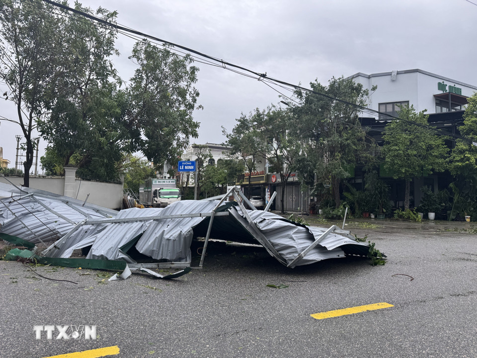 Nhiều mái nhà ở khu vực phường Thành Sen bị bão tốc bay ra đường. (Ảnh: Hoàng Ngà/TTXVN)