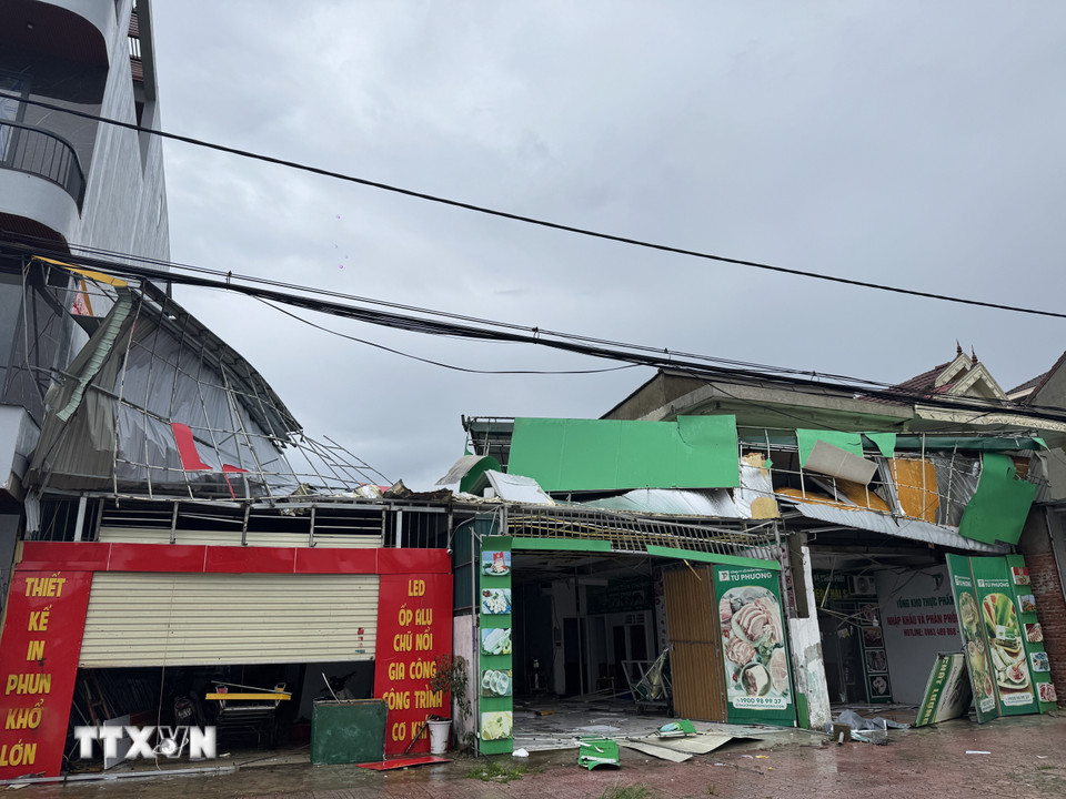 Các cơ sở kinh doanh, nhà dân ở phường Trần Phú, tỉnh Hà Tĩnh, bị thiệt hại nặng do bão số 10. (Ảnh: Hoàng Ngà/TTXVN)