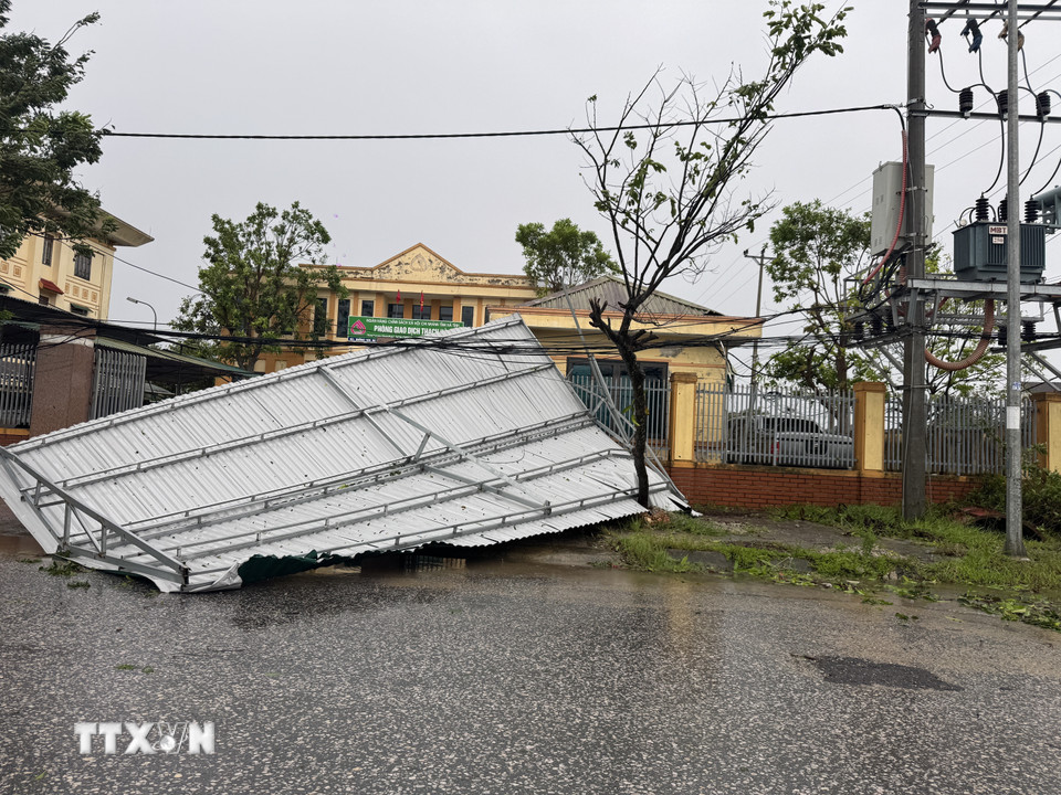 Bão số 10 làm đổ sập nhiều mái tôn tại xã Thạch Hà, Hà Tĩnh. (Ảnh: Hoàng Ngà/TTXVN)