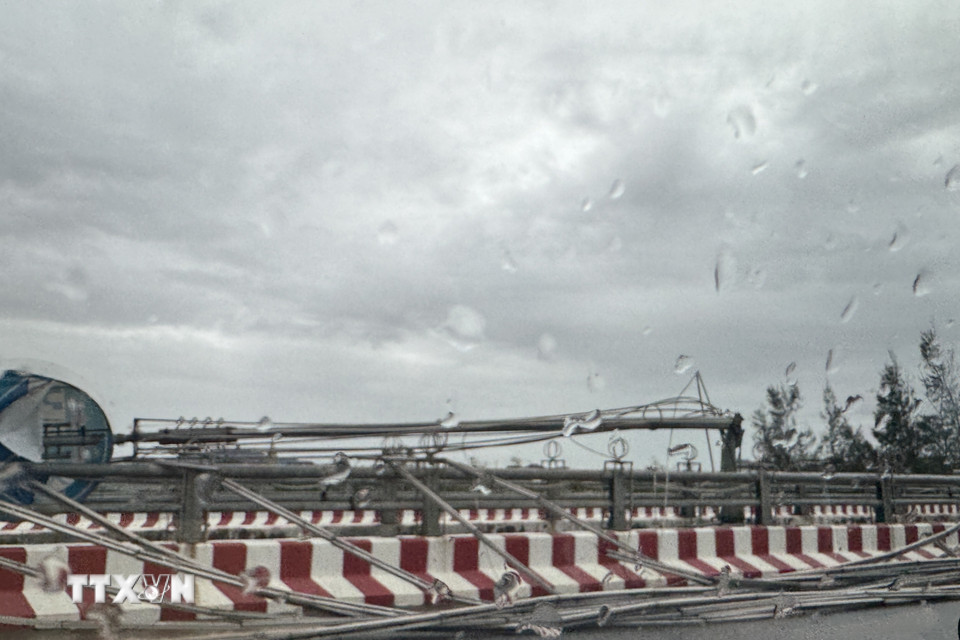 Bão số 10 khiến cho cầu Cày bị hư hỏng, các nhịp sắt bị đổ gãy. (Ảnh: Hoàng Ngà/TTXVN)