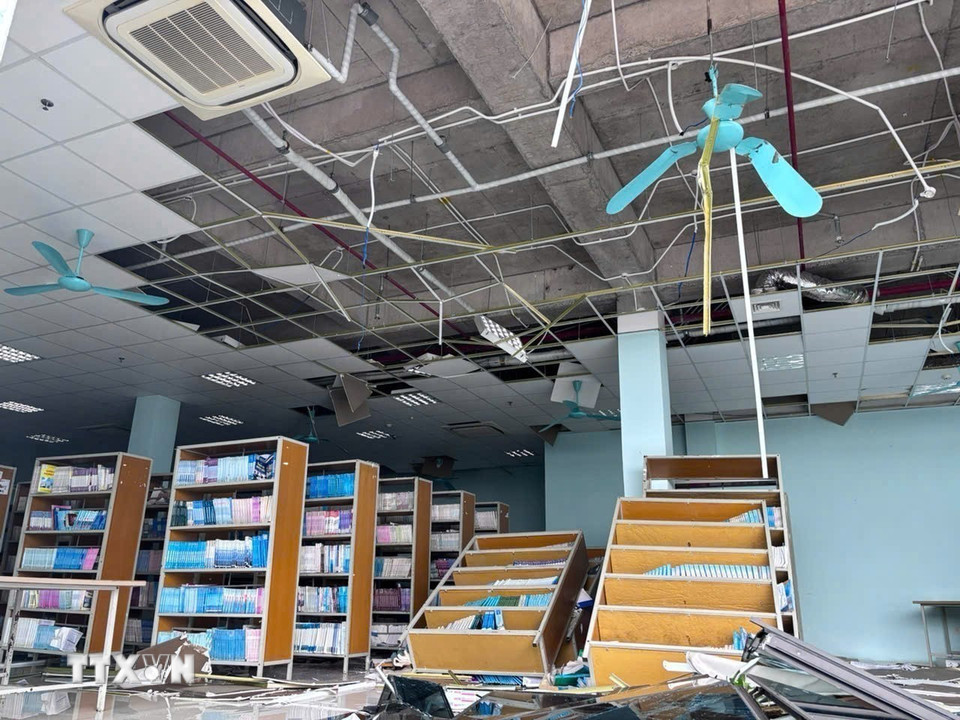 Cơ sở vật chất tại trường Đại học Hà Tĩnh bị hư hỏng do ảnh hưởng của bão số 10. (Ảnh: Hữu Quyết/TTXVN)