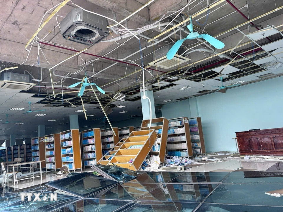 Cơ sở vật chất tại trường Đại học Hà Tĩnh bị hư hỏng do ảnh hưởng của bão số 10. (Ảnh: Hữu Quyết/TTXVN)