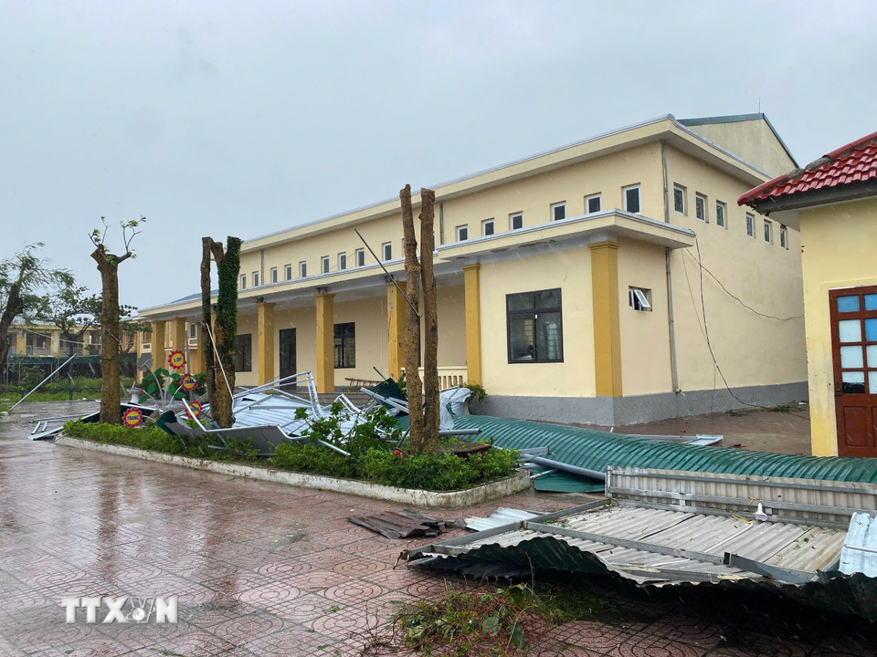 Trường tiểu học Xuân Giang, xã Nghi Xuân bị thiệt hại nặng do bão số 10. (Ảnh: Hữu Quyết/TTXVN)
