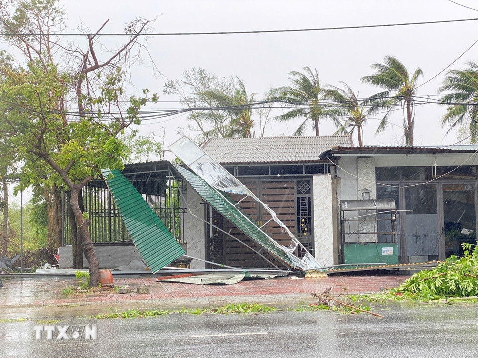 Mái tôn của nhiều hộ dân tại xã Nghi Xuân bị bão làm đổ sập. (Ảnh: Hữu Quyết/TTXVN)