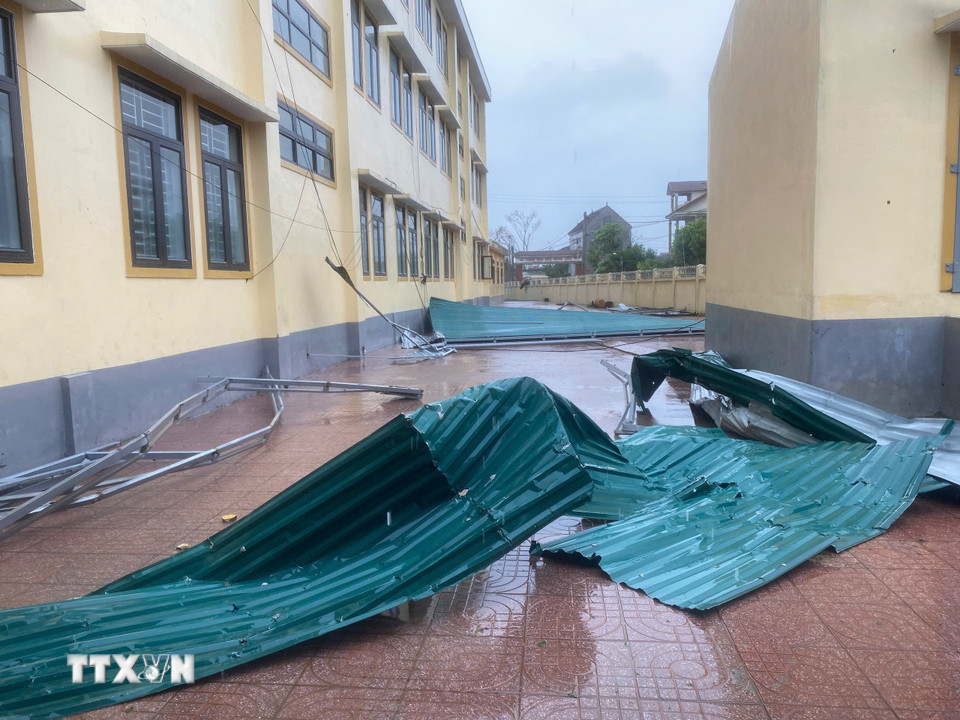 Trường tiểu học Xuân Giang, xã Nghi Xuân bị thiệt hại nặng do bão số 10. (Ảnh: Hữu Quyết/TTXVN)