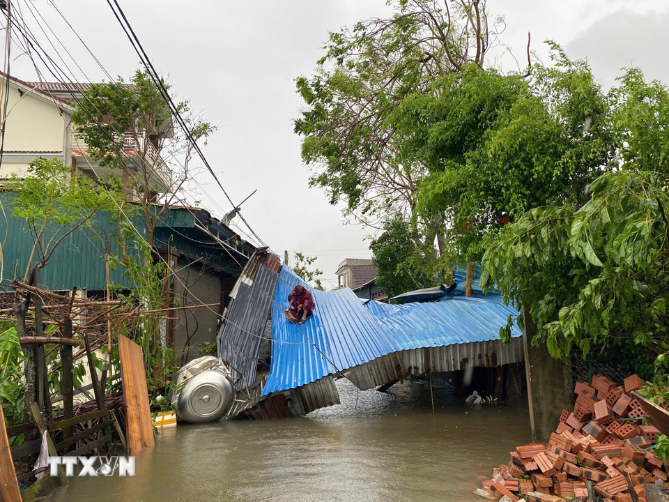 Mái tôn của nhiều hộ dân tại xã Nghi Xuân bị bão làm đổ sập. (Ảnh: Hữu Quyết/TTXVN)