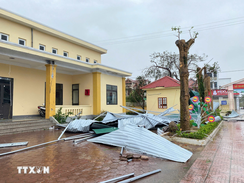 Trường tiểu học Xuân Giang, xã Nghi Xuân bị thiệt hại nặng do bão số 10. (Ảnh: Hữu Quyết/TTXVN)