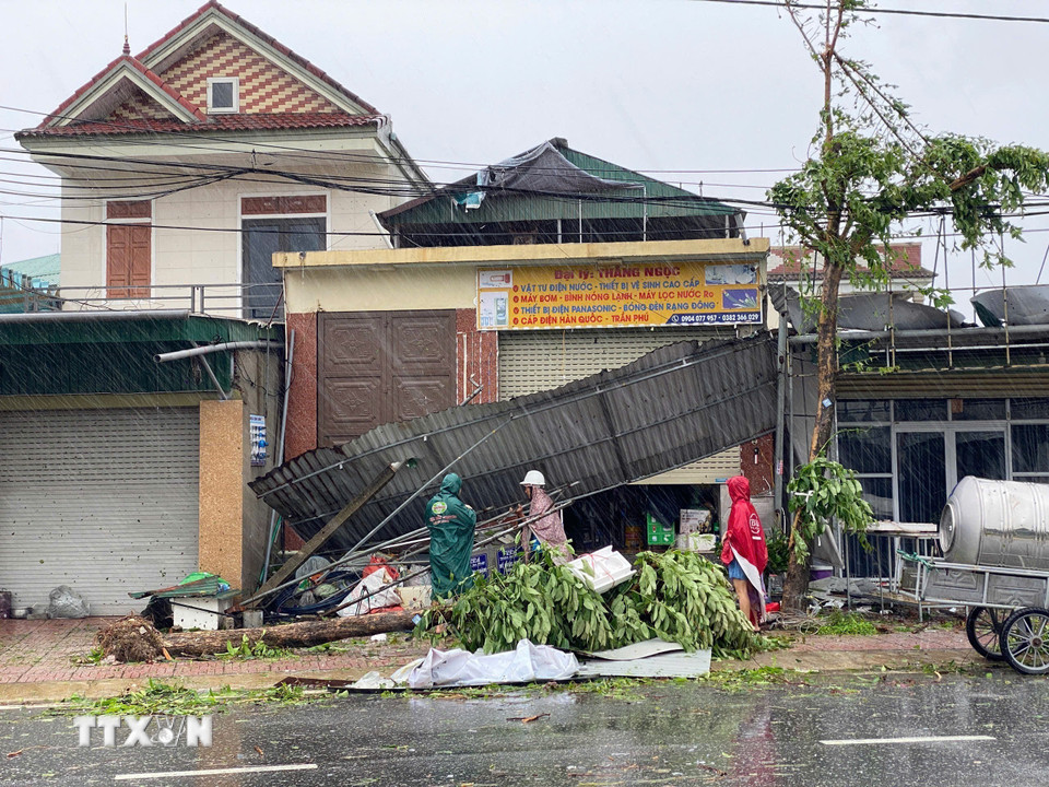 Mái tôn của nhiều hộ dân tại xã Nghi Xuân bị bão làm đổ sập. (Ảnh: Hữu Quyết/TTXVN)