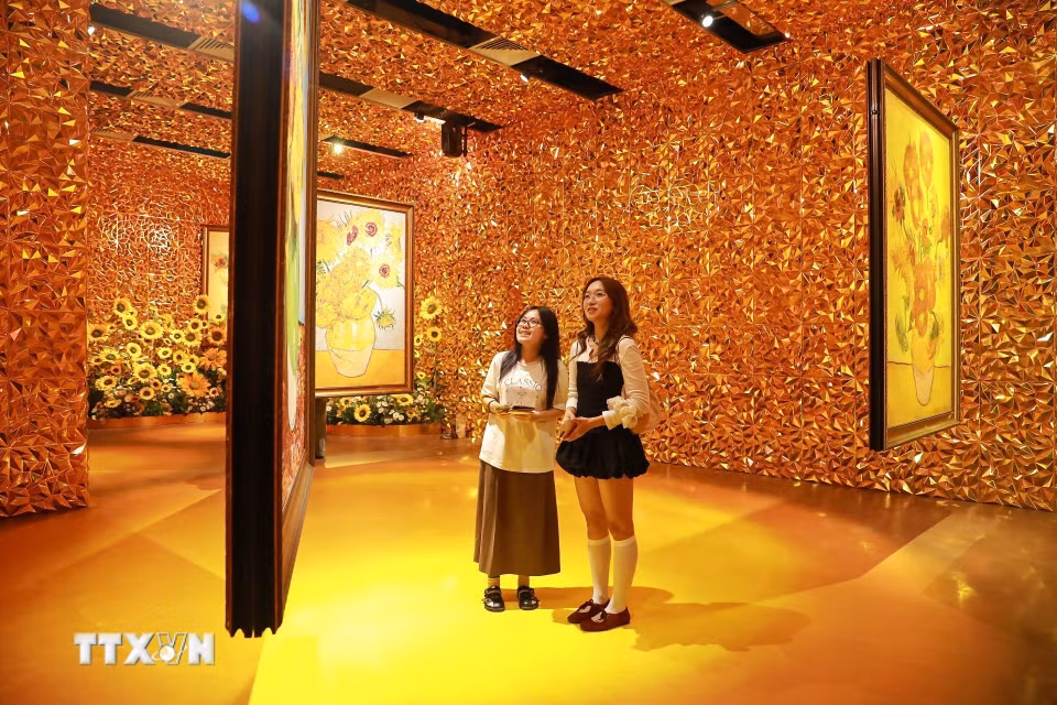 Triển lãm “Van Gogh Timeless - Van Gogh xuyên không” mang đến hành trình trải nghiệm đa giác quan. (Ảnh: Khánh Hòa/TTXVN) ​