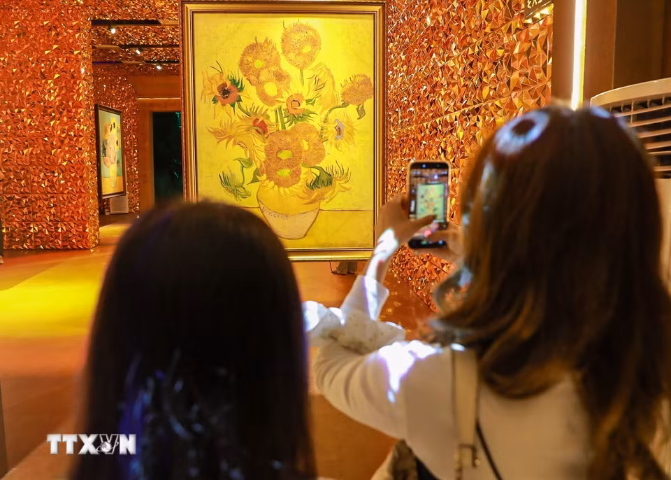 “Van Gogh Timeless” đánh dấu sự xuất hiện của một dự án nghệ thuật tương tác quy mô lớn, góp phần làm phong phú đời sống văn hóa sáng tạo của Thủ đô. (Ảnh: Khánh Hòa/TTXVN)