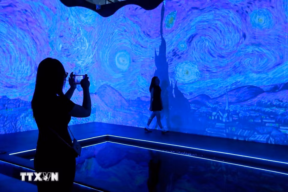 Công nghệ 3D Mapping, VR, AR cùng hệ thống âm thanh vòm đưa người xem bước vào thế giới hội họa đầy cảm xúc của Van Gogh. (Ảnh: Khánh Hòa/TTXVN)