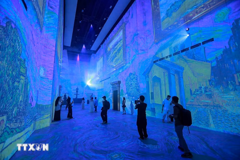 Công nghệ 3D Mapping, VR, AR cùng hệ thống âm thanh vòm đưa người xem bước vào thế giới hội họa đầy cảm xúc của Van Gogh. (Ảnh: Khánh Hòa/TTXVN)